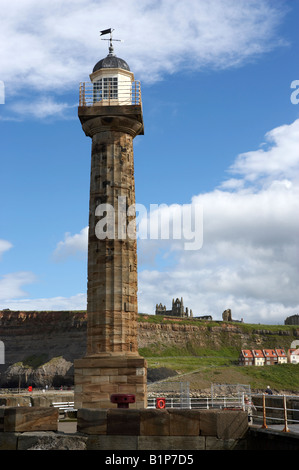 WHITBY LIGHTHOUSE PIER ST. MARGARETS KIRCHE UND ABTEI SOMMER Stockfoto