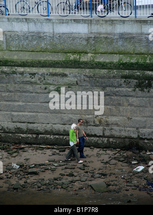 Paare, die am Ufer der Themse, London. Stockfoto