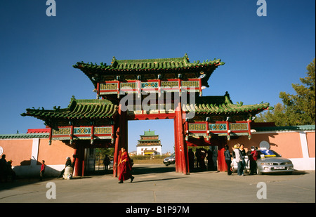 4. Oktober 2006 - Eingang Gandantegchinlen Khiid Kloster mit Ochidara Tempel auf der Rückseite in Ulan-Bator. Stockfoto