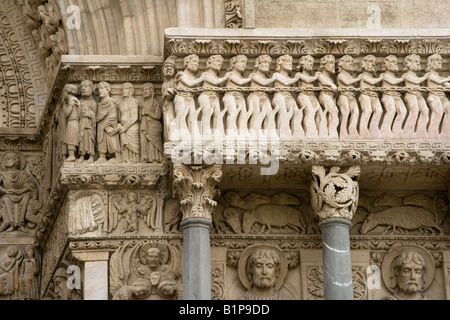 Detail von der Seite der Eingangstür an der Westfront der Cathedrale St. Trophime, Place de Republique, Arles, Provence. Stockfoto