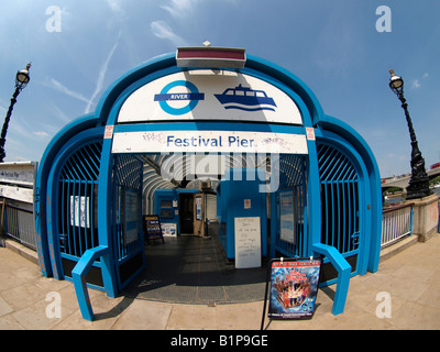 Eingang zum Festival Pier auf der South Bank London Stockfoto