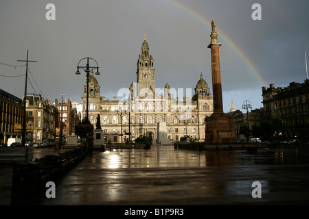 Stadt in Glasgow, Schottland. George Square mit einem Regenbogen über die City Chambers im Hintergrund. Stockfoto