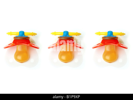 drei Schnuller in Folge 3 Schnuller in Einer Reihe Nebeneinander Stockfoto