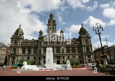 Stadt in Glasgow, Schottland. Das Kenotaph ersten Weltkrieg Denkmal in George Square mit der City Chambers im Hintergrund. Stockfoto