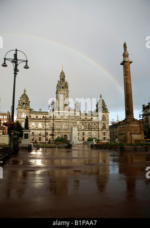 Stadt in Glasgow, Schottland. George Square mit einem Regenbogen über die City Chambers im Hintergrund. Stockfoto