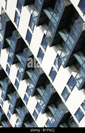 Stadt in Glasgow, Schottland. Abgewinkelt, nahe Ansicht von Wohnungen in Broomielaw am Ufer des River Clyde in Glasgow. Stockfoto