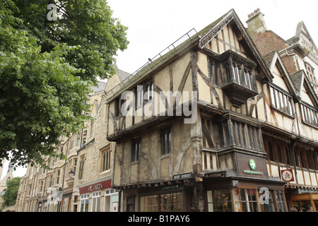 Altes Holz gerahmt Haus an einer Straßenecke Stockfoto