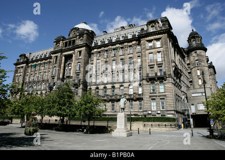 Stadt in Glasgow, Schottland. Glasgow Royal Infirmary Hospital angesehen von der Kathedrale entfernt, mit der Statue von James Lumsden. Stockfoto