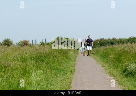 Eine Familie zu Fuß über einen Pfad in der Nähe des Flusses Cam Cambridgeshire Stockfoto