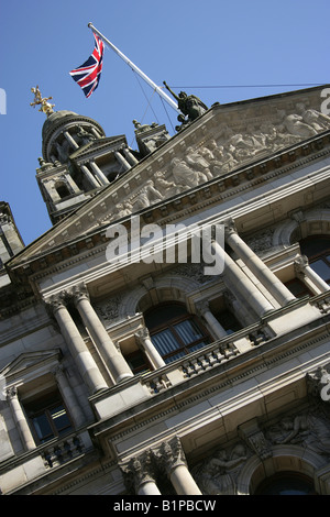 Stadt in Glasgow, Schottland. Seitlicher Blick auf die Ende des 19. Jahrhunderts baute William Young Glasgow City Chambers Architektur hautnah. Stockfoto