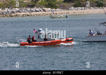 United States Coast Guard Defender Klasse Patrouillenboot südlich von Cape Canaveral, Florida Stockfoto