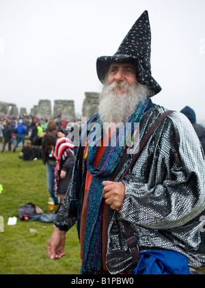 Bunte Druiden auf der Sommer-Sonnenwende Stonehenge Wiltshire UK Europe Stockfoto