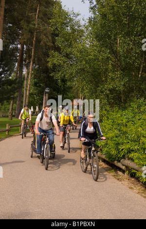 Menschen Radfahren bei Center Parcs an Elveden in der Nähe von Thetford, Großbritannien Stockfoto