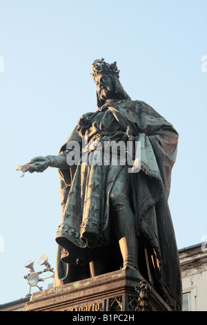 Statue von Charles IV präsentiert die Charta der Karls-Universität auf Ritter Square Prag, Tschechische Republik Stockfoto