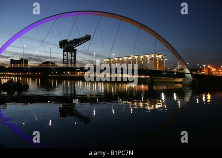 Stadt in Glasgow, Schottland. Fluss Clyde Arc-Brücke bei Broomielaw, mit das City Inn Hotel und dem Finnieston Hammerhead-Kran. Stockfoto