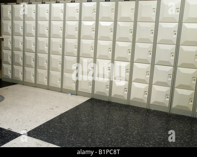 Schule Schließfächer im Flur Stockfoto