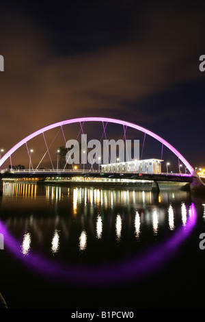 Stadt in Glasgow, Schottland. Fluss Clyde Arc-Brücke bei Broomielaw, mit das City Inn Hotel und dem Finnieston Hammerhead-Kran. Stockfoto