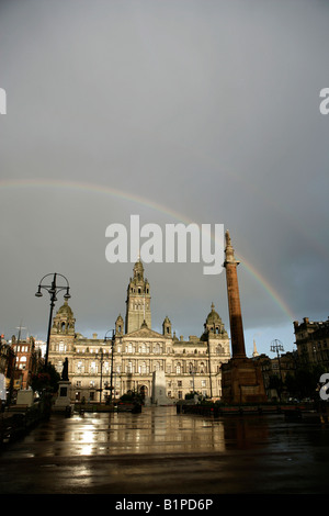 Stadt in Glasgow, Schottland. George Square mit einem Regenbogen über die City Chambers im Hintergrund. Stockfoto