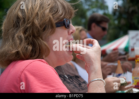 Jährliche Carrabelle Riverfront Festival Carrabelle Florida essen frische Austern aus Apalachicola Bay Stockfoto