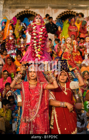 Rajasthani Frauen tragen Bildnisse von & Parvati Shiva am GANGUR FESTIVAL oder MEWAR-FESTIVAL in UDAIPUR, RAJASTHAN Indien Stockfoto