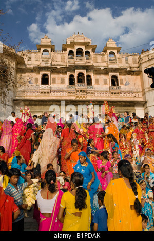 Rajasthani Frauen tragen Bildnisse von & Parvati Shiva am GANGUR FESTIVAL oder MEWAR-FESTIVAL in UDAIPUR, RAJASTHAN Indien Stockfoto