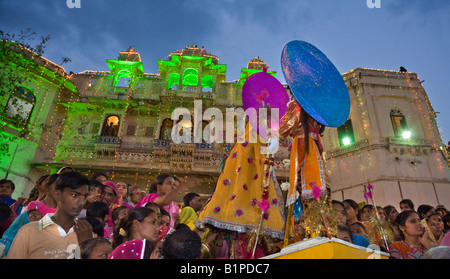 Rajasthani Frauen tragen Bildnisse von & Parvati Shiva am GANGUR FESTIVAL oder MEWAR-FESTIVAL in UDAIPUR, RAJASTHAN Indien Stockfoto