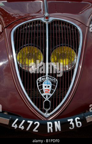 Klassische "Peugeot 402 Legere" Automobil Kühlergrill - Auto-Rallye, Frankreich. Stockfoto