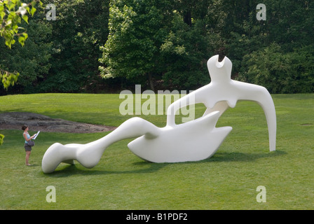 Henry Moores große liegende Figur 1984 bei der Moore in Amerika-Skulpturen-Ausstellung im Botanischen Garten von New York im Juni 2008 Stockfoto