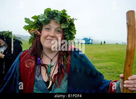 Weibliche Druiden auf der Sommer-Sonnenwende Stonehenge Wiltshire UK Europe Stockfoto