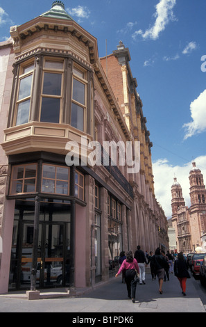 Victorian und spanischer Kolonialarchitektur an der Hauptstraße in die Stadt Zacatecas. Mexiko Stockfoto