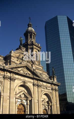 Metropolitan Kathedrale Turm und der moderne Mall Puente Wolkenkratzer, Plaza de Armas, Santiago, Chile Stockfoto