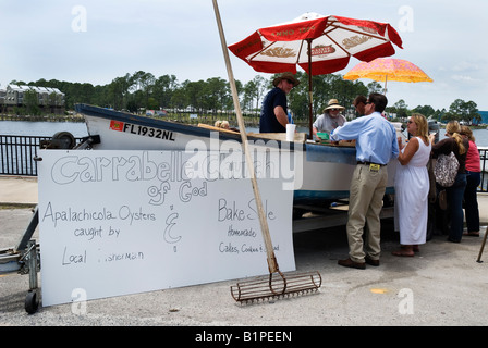 Verkauf von frischen Austern an der jährlichen Carrabelle Riverfront Festival Carrabelle Florida Stockfoto