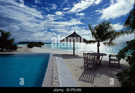 Schwimmbad am Meer auf Cocoa Island, Malediven Stockfoto