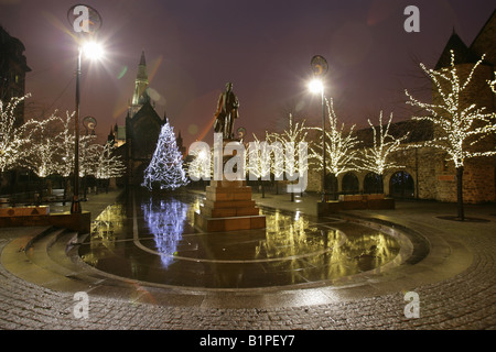 Stadt in Glasgow, Schottland. Kathedrale Precinct mit Weihnachtsbeleuchtung, die David Livingston Statue und Glasgow Cathedral. Stockfoto