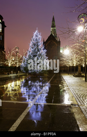 Stadt in Glasgow, Schottland. Die Kathedrale Precinct dekoriert mit Weihnachtsbeleuchtung in einer sehr feuchten Nacht, mit Glasgow Cathedral. Stockfoto