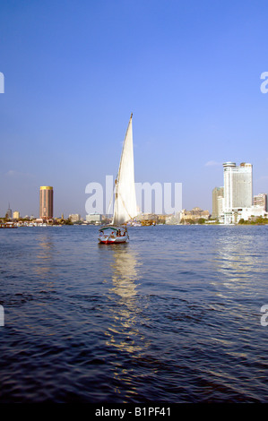 Das Sofitel und das Grand Hyatt-Hotels und die Skyline von Kairo mit einer Feluke Segelboot aus dem Nil Ägypten Stockfoto