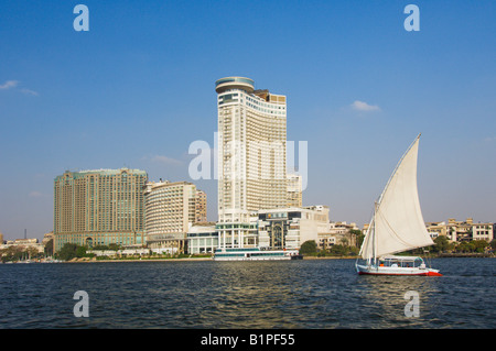 Das Four Seasons und das Grand Hyatt Hotels in Kairo mit einer Feluke Segelboot auf dem Nil Ägypten Stockfoto