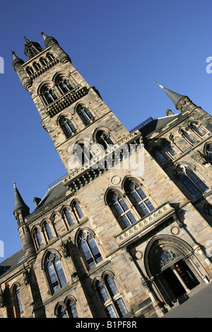 Stadt in Glasgow, Schottland. Seitlicher Blick auf die Gilbert Scott Gebäude gotischen Glockenturm an der University of Glasgow. Stockfoto