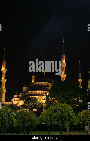 Blaue Moschee 17. Jahrhundert Sultan Ahmet Camii beleuchtet bei Nacht Stockfoto