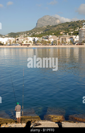 Mann Angeln von der Hafenmauer, Javea / Xabia, Provinz Alicante, Comunidad Valenciana, Spanien Stockfoto