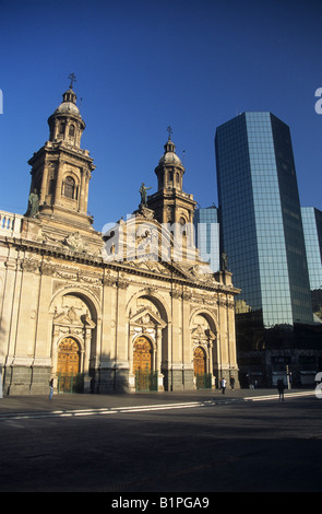 Metropolitan Cathedral und das moderne Einkaufszentrum Puente Wolkenkratzer, Plaza de Armas, Santiago, Chile Stockfoto