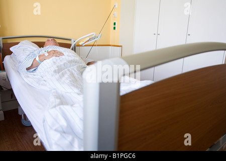 Krank Senior kurz vor seiner Operation im Krankenhausbett für Privatpatienten Versicherung der Kategorie 1. Klasse Stockfoto