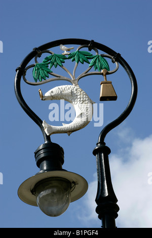 Stadt in Glasgow, Schottland. Das Glasgow Wappen dargestellt auf einen Laternenpfahl in der Nähe von Glasgow Cathedral. Stockfoto