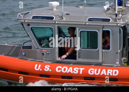 United States Coast Guard Defender Klasse Patrouillenboot in der Rocket Launch Sicherheitszone südlich von Cape Canaveral, Florida Stockfoto