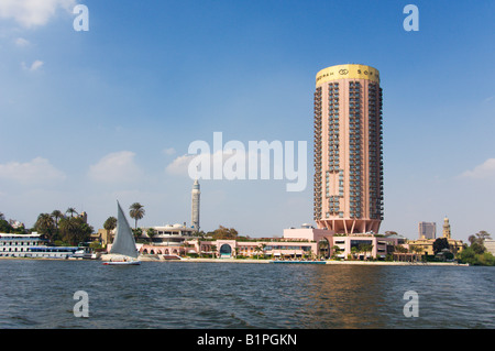 Das Sofitel-Hotel und die Kairo-Turm mit einer Feluke Segelboot auf dem Nil in Kairo Ägypten Stockfoto