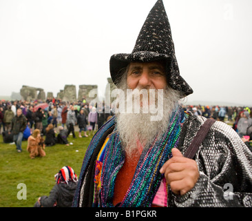 Bunte Druiden auf der Sommer-Sonnenwende Stonehenge Wiltshire UK Europe Stockfoto