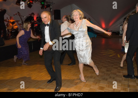 Senior-aktives Paar Oberklasse, Disco-Tanz, der die Nacht ausklingen lässt bei einer Black-Tie-Veranstaltung private Party Hampshire England UK 2008 2000s HOMER SYKES Stockfoto