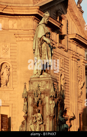 Statue von Charles IV präsentiert die Charta der Karls-Universität auf Ritter Square Prag, Tschechische Republik Stockfoto