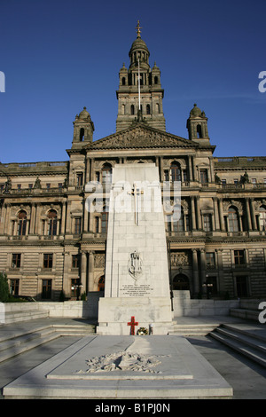 Stadt in Glasgow, Schottland. Das Kenotaph ersten Weltkrieg Denkmal in George Square mit der City Chambers im Hintergrund. Stockfoto