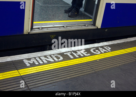 "Mind the Gap", eine allgemeine Warnung bei jedem Untergrund oder u-Bahnstation in London England Stockfoto